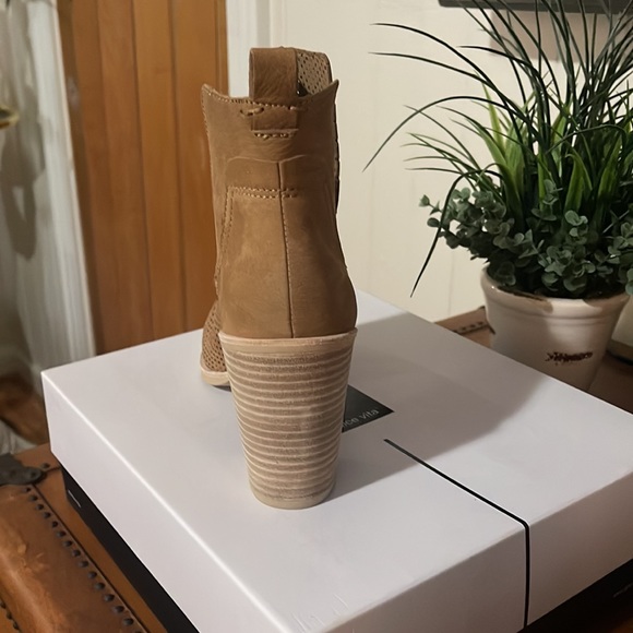 Dolce Vita boots, Size 10, Tan Nubuck, New - Picture 4 of 6
